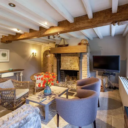 بيت للعطل Luxurious Near The